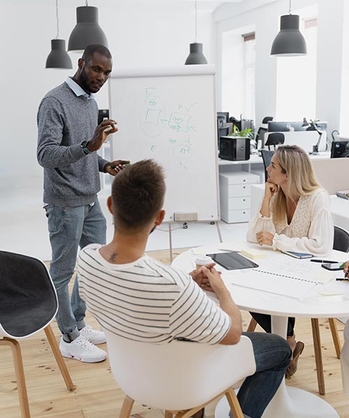 Donnez un regard extérieur à votre projet avec notre consultant en marketing, communication et image de marque - Cabinet de conseil à Lille - © Com' un conseil 